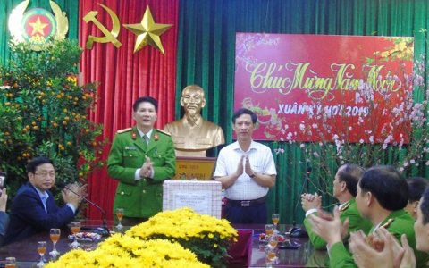 Lãnh đạo huyện Nga Sơn chúc tết, tặng quà đêm giao thừa Tết Kỷ Hợi 2019  