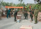 Ban Chỉ huy Quân sự huyện Nga Sơn Hỗ trợ làm sân bóng chuyền tại Nhà văn hóa thôn 4, xã Nga Điền