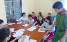 Công an huyện Nga Sơn đang tiến hành thu thập thông tin dân cư đối với công dân có hộ khẩu thường trú
