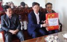 Đồng chí Mai Văn Hải- Bí thư Huyện ủy thăm tặng quà nhân dịp Tết Kỷ Hợi 2019