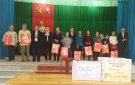 Đồng chí Mai Sỹ Diến – Phó Trưởng đoàn Đại biểu quốc hội tỉnh Thanh Hóa tặng quà tết hộ nghèo tại huyện Nga Sơn